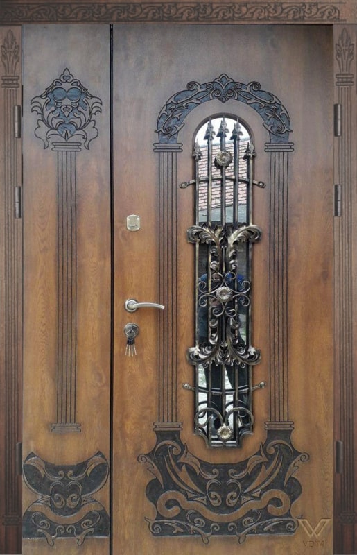 Входные двуполые двери с ковкой и стеклопакетом