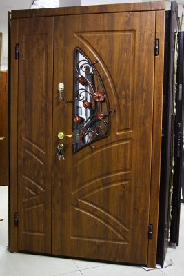 Вхідні двері з ковкою і склопакетом.