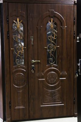 Вхідні двополі двері з ковкою і склопакетом.