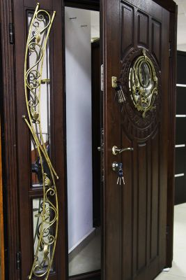 Вхідні двополі двері з ковкою і склопакетом.